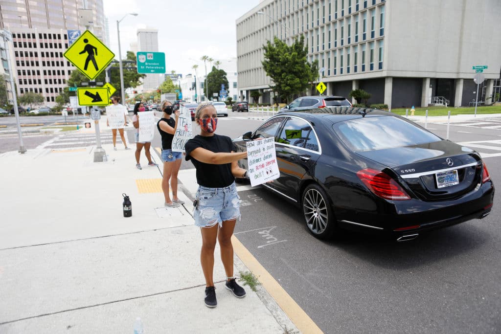 Frente a la oficina del distrito escolar donde se llevaba a cabo el taller que impartían las autoridades para la reapertura se congregaron varios profesores de ese distrito para mostrar su desacuerdo.