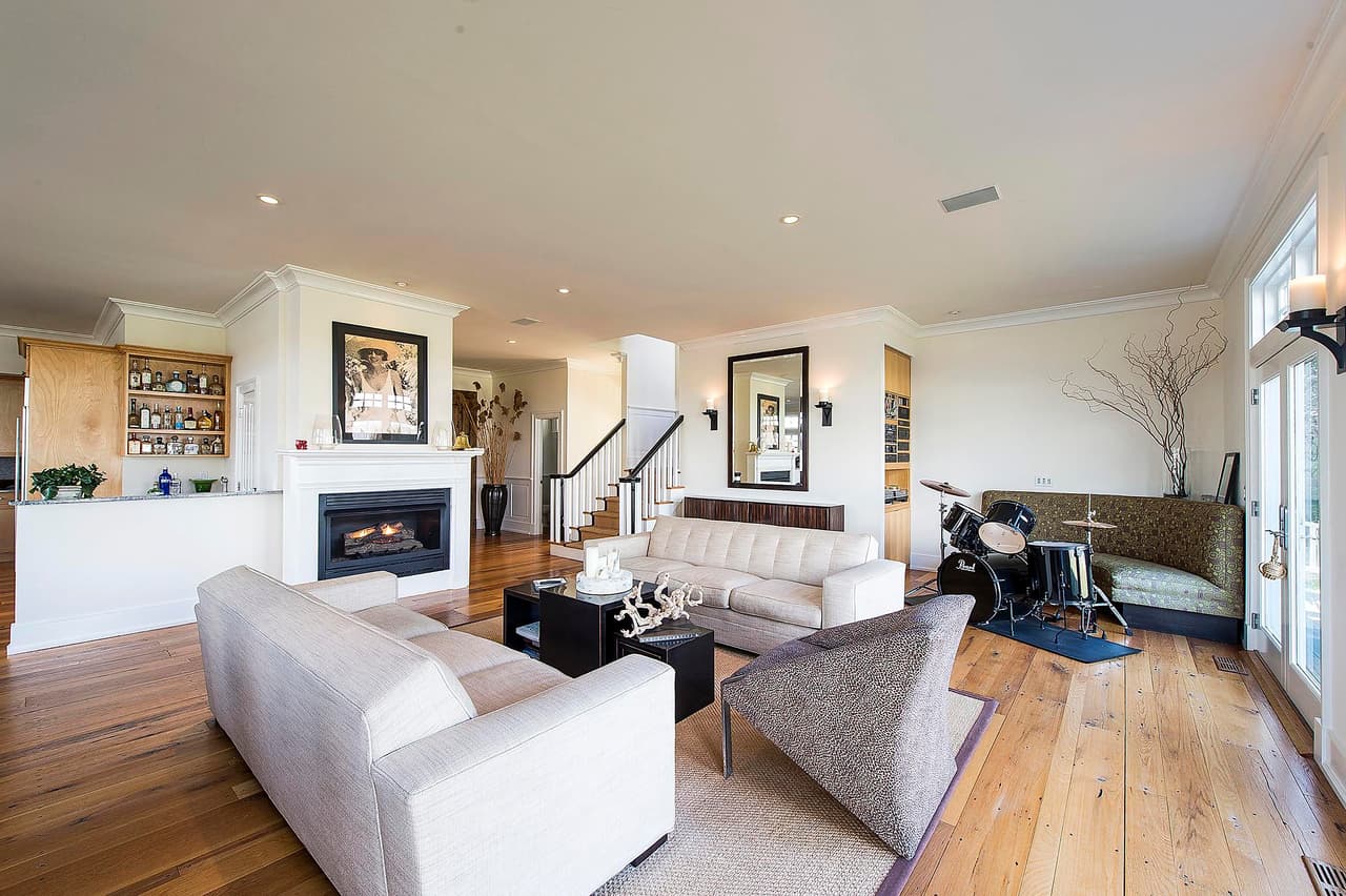 También hay una sala de estar y otro comedor abierto con chimenea.
<br>