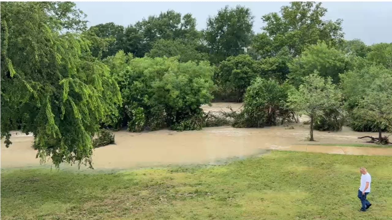 El crecimiento del 
<b>Cibolo Creek</b> provocó que algunas zonas quedaran cubiertas por el agua, incluyendo senderos y áreas cercanas al cauce.
<br>
<br>Las autoridades de Boerne pidieron a la población evitar acercarse a corrientes de agua y recordar que las condiciones pueden cambiar rápidamente durante eventos de inundación.