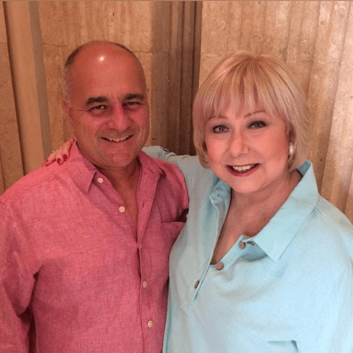 Cristina Saralegui está casada con Marcos Ávila. Se conocieron cuando ella tenía 35 años y él apenas 24. Por la diferencia de edad su familia pensaba que su relación no sería duradera: “Mi padre fue el primero que me decía: ‘esto no va a durar más de cinco años’. Y yo le decía: ‘¡No importa papá! ¡Serán los cinco años más ricos de mi vida!’”, relató la presentadora al 
<a href="https://www.aarp.org/espanol/entretenimiento/musica-cultura/info-2014/cristina-saralegui-matrimonio-exitoso.html" target="_blank">portal de AARP</a> en 2014.
<br>