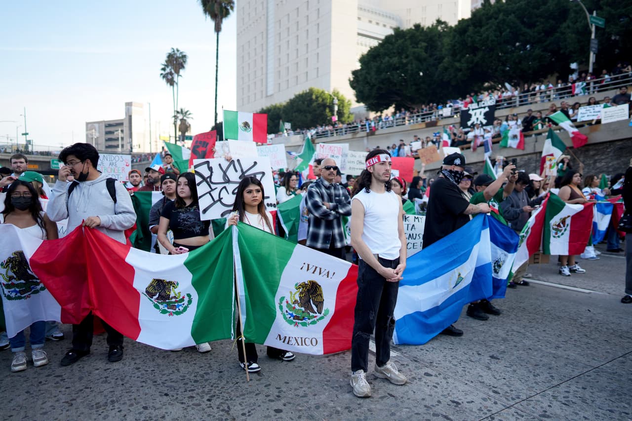 Durante la manifestación, los asistentes expresaron su rechazo por las deportaciones masivas planeadas por el presidente Donald Trump y horas después bloquearon una importante autopista.