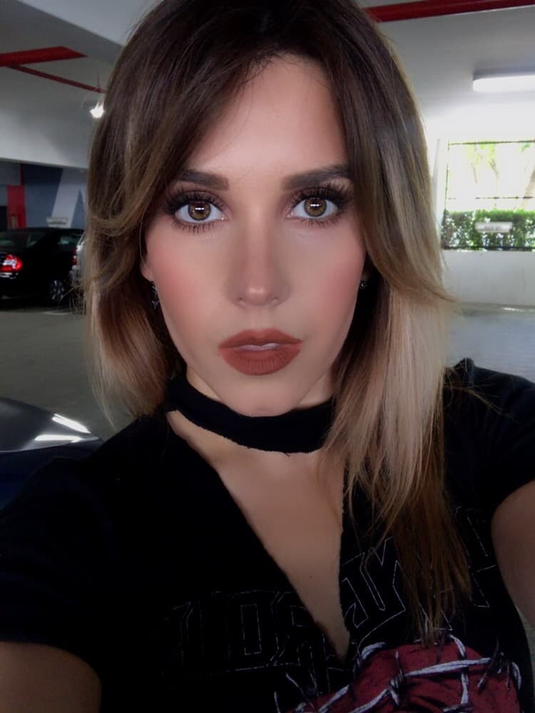 Sin duda nuestra 
<b><a href="http://www.facebook.com/erikareynapage/">Erika Reyna</a></b> sabe muy bien cómo combinar seleccionar su lapiz labial.