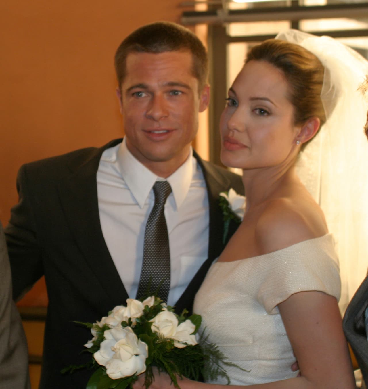 Brad Pitt y Angelina Jolie "casados" en el set de la película 'Mr. and Mrs Smith'.