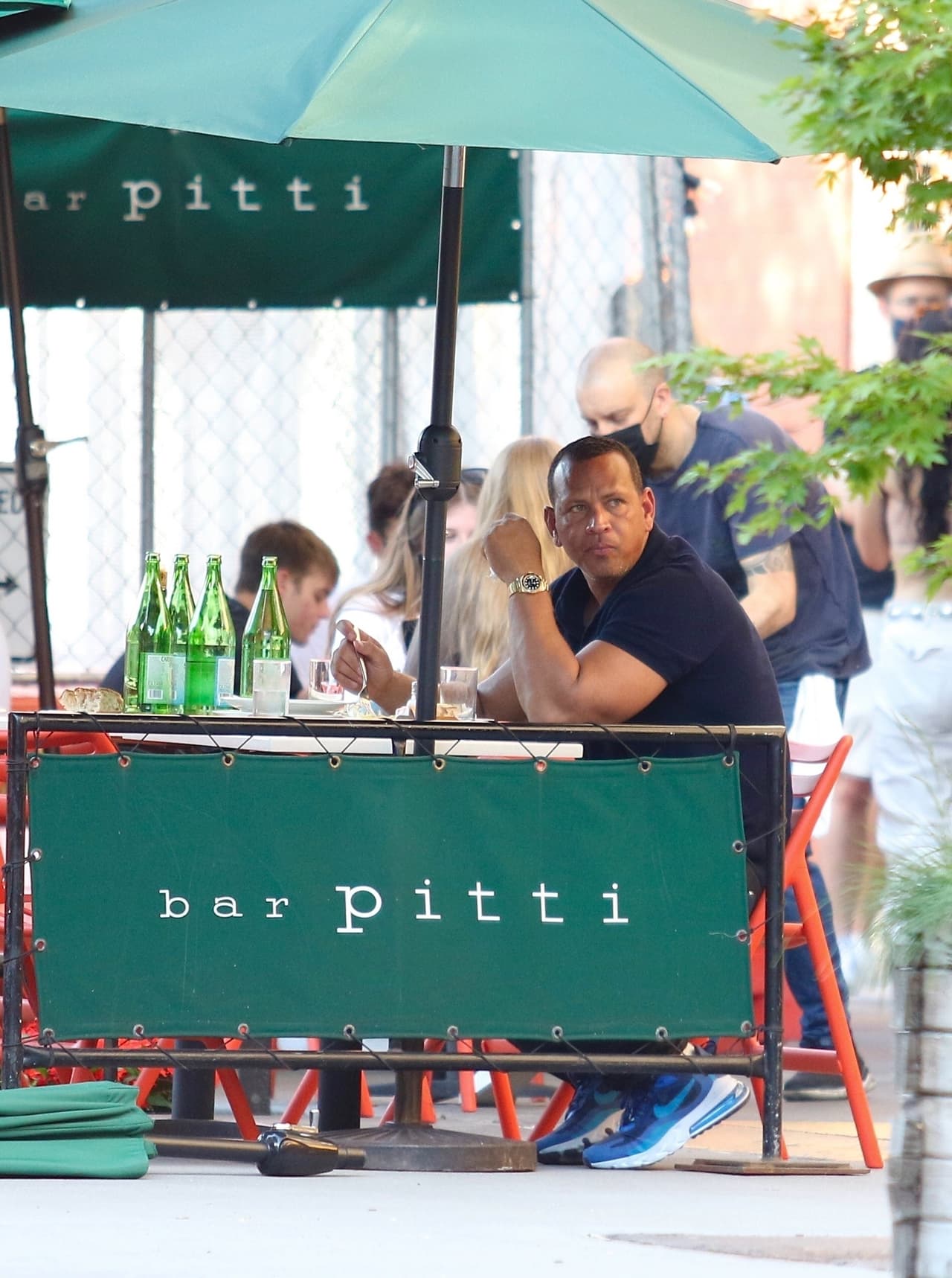 Según una fuente de In Touch que habló para ese medio en mayo pasado, el exdeportista 
<b><a href="https://www.intouchweekly.com/posts/alex-rodriguez-sad-in-nyc-amid-jennifer-lopez-ben-affleck-romance/" target="_blank">estaba "desconsolado"</a></b> al ver lo que estaba sucediendo entre Jennifer López y Ben Affleck. 
<br>