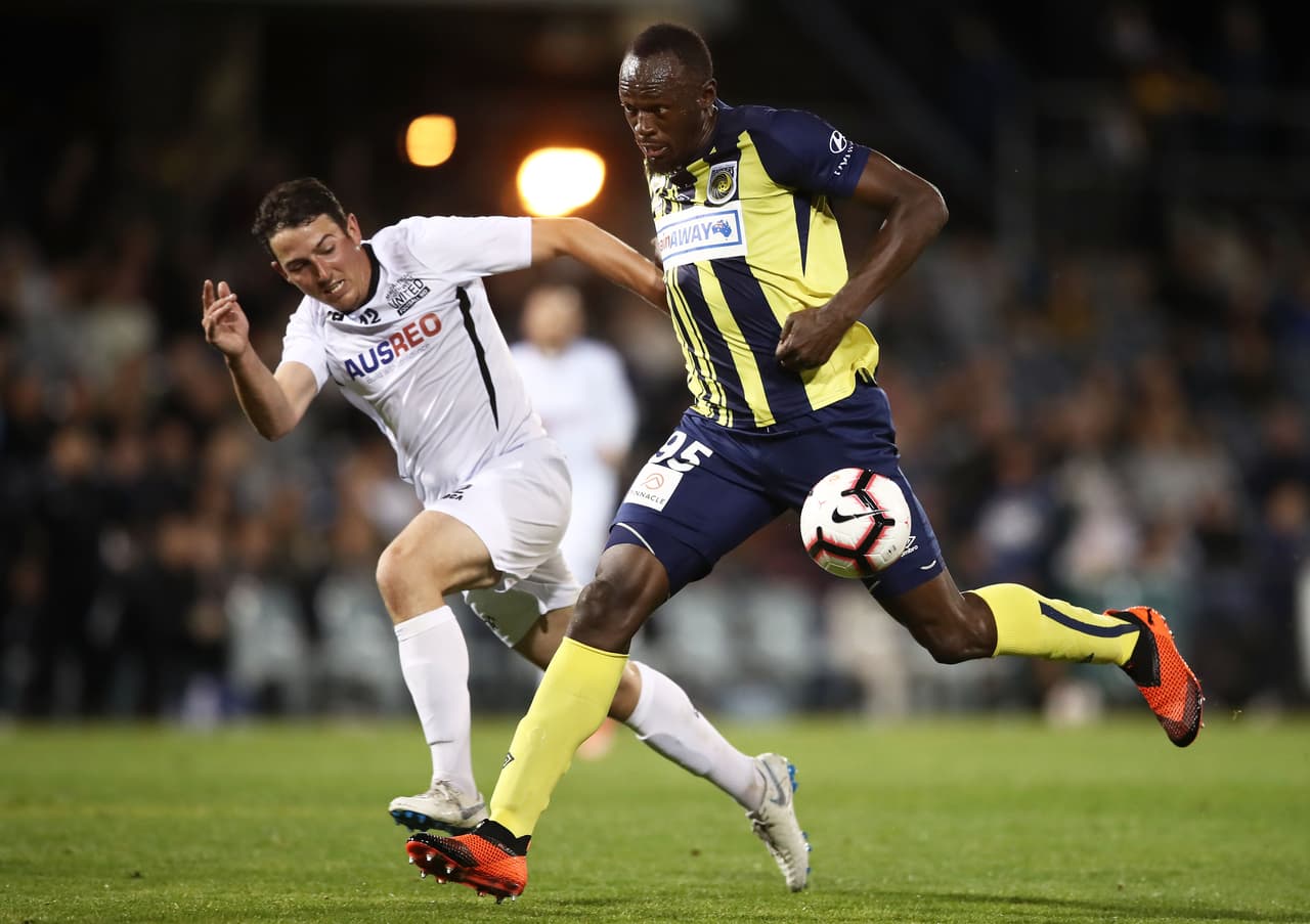 En el segundo tiempo, con el marcador 2-0 a favor por goles de Ross McCormack y Jordan Murray, Bolt cabalgó por la banda izquierda ante los defensas para encontrarse con su primer gol como profesional.