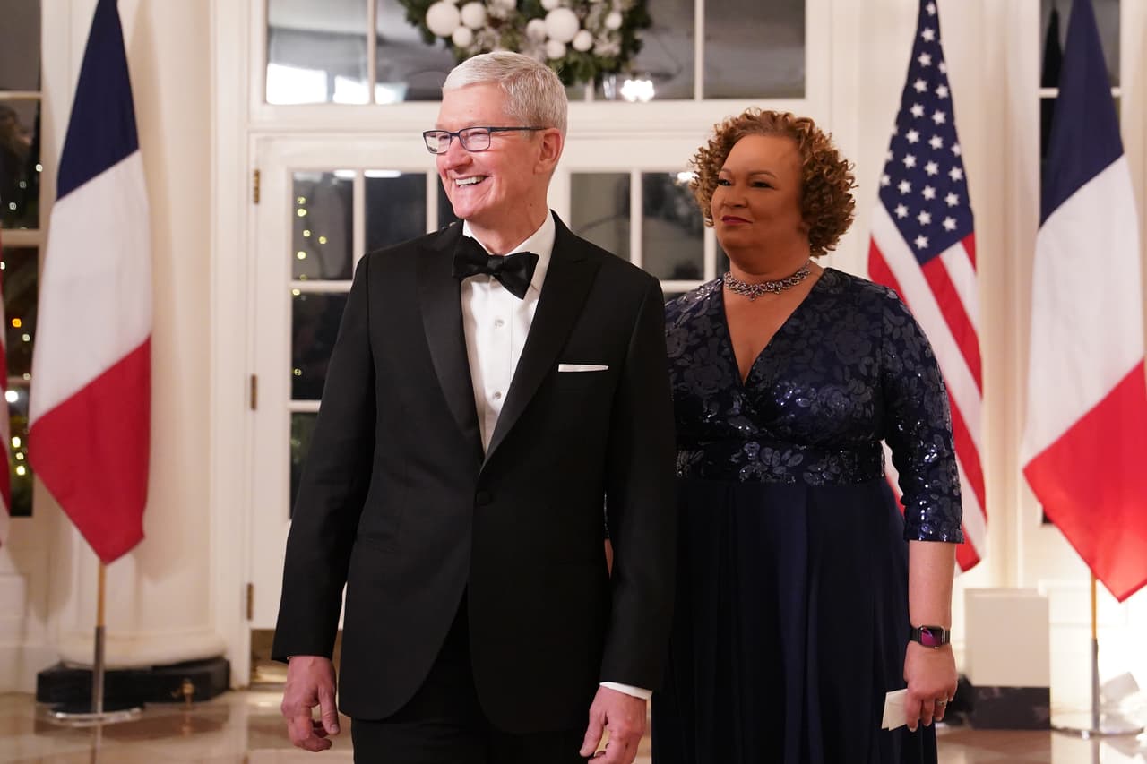 El director ejecutivo de Apple, Tim Cook, y Lisa Jackson, vicepresidenta de iniciativas ambientales y sociales de la empresa.