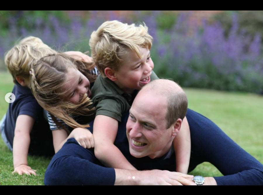 En esa ocasión, aparecieron jugando junto a su padre en fotos que fueron tomadas en Norfolk, lugar en donde los duques tienen una casa de descanso y en donde pasaron gran parte de la cuarentena por el covid-19. 
<br>
