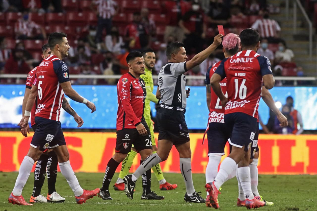 Fernando Guerrero le mostró la roja a Hiram Mier oor una falta sobre Julio Furch.