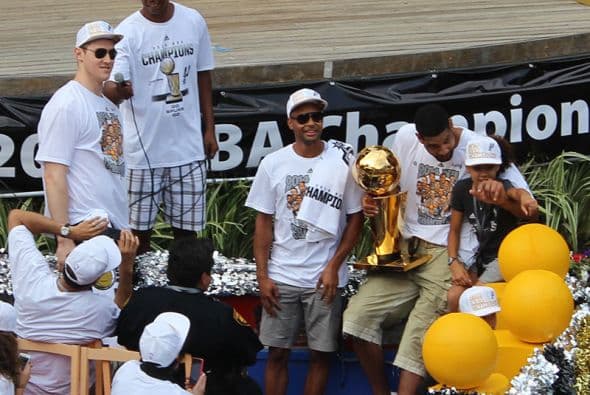 Photos: Spurs Championship Parade 2014