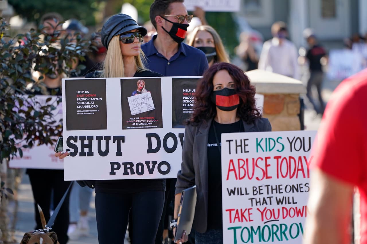 Paris Hilton lidera una protesta el 9 de octubre de 2020 en Provo, Utah, frente a un internado en el que alega que sufrió abusos físicos y mentales por parte del personal cuando era adolescente.