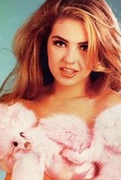 La talentosa cantante y actriz también ha escrito libros y ahora tiene su propia linea de ropa.