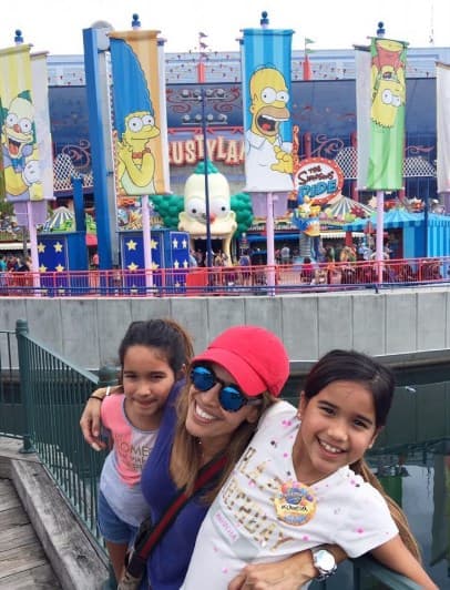 Para festejar a la cumpleañera, Karla y su familia hicieron un viaje sorpresa por las locas atracciones de Los Simpson. (Octubre 2, 2016)