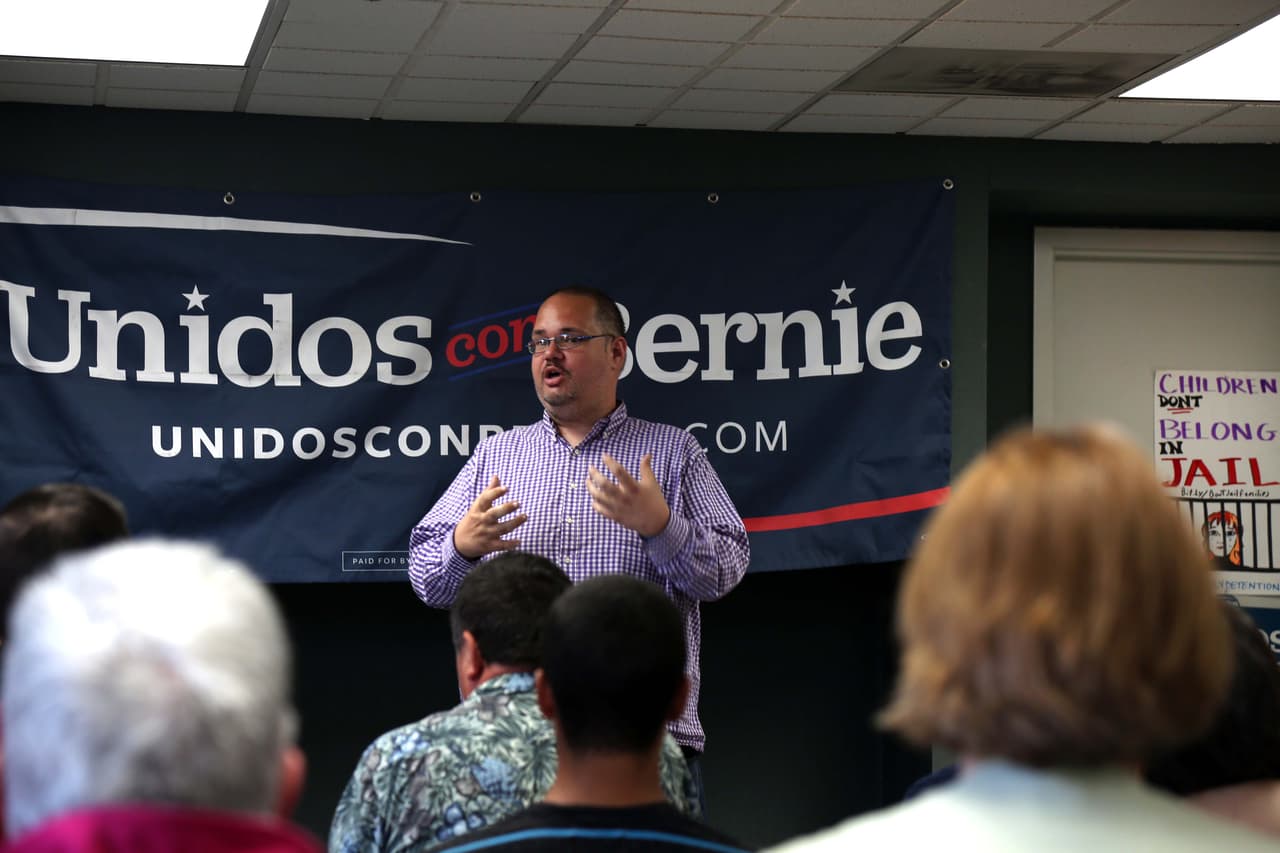 Adanjesús Marín, director de Make the Road Pensilvania, en un evento para pedir el cierre de Berks, abril 24, 2016.