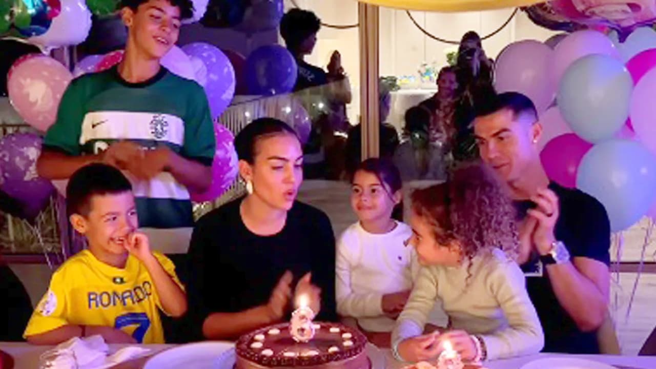 ¡Como niño chiquito! La imagen de CR7 que sorprende al mundo