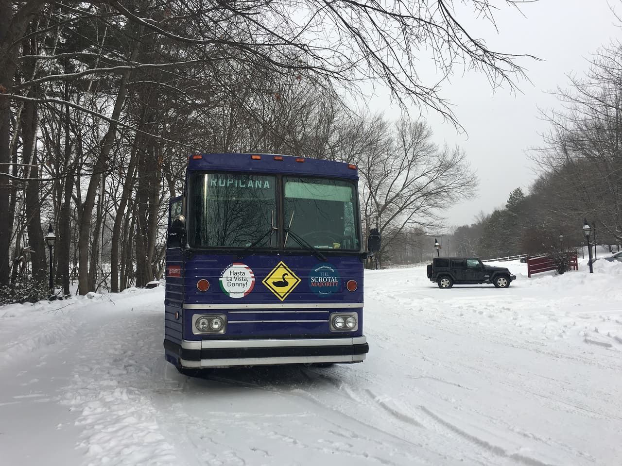 El autobús contra Donald Trump con mensajes contra el machismo