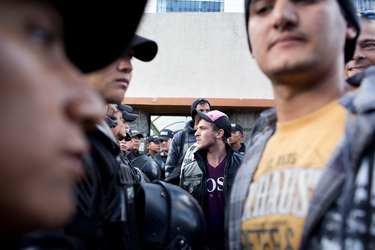 El contingente de policías durante el proceso de deportación fue numeroso. Incluso llegaron efectivos de la Unidad Antimotines que suelen aparecer en momentos de mayor conflictividad.