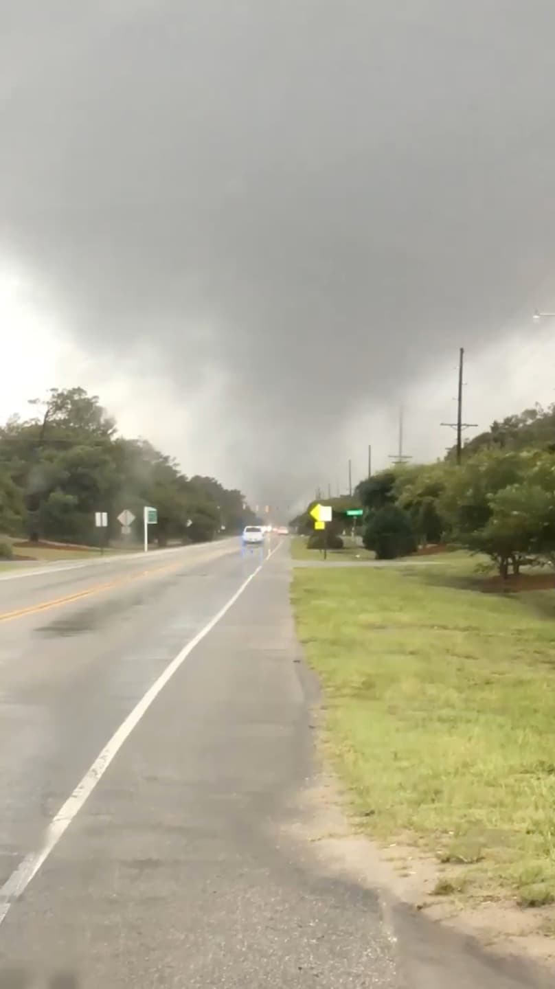 La imagen de uno de los tornados que golpeó White Oak, en Carolina del Norte, obtenida de un usuario que la colgó en redes sociales.