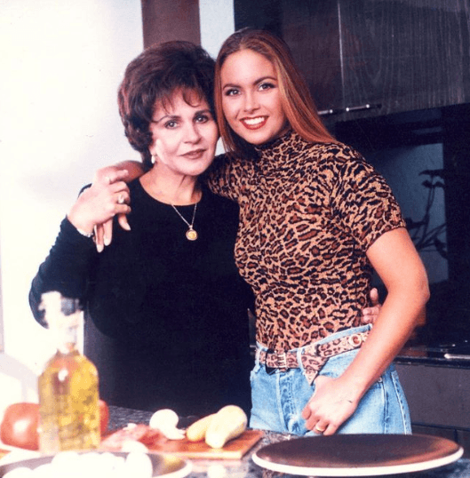 Por esto, no es extraño que 
<b>Lucero León</b> aparezca en las anécdotas que ‘La novia de América’ cuenta sobre su carrera. De hecho, el título de la intérprete de ‘Hasta que amanezca’ nació cuando, en una gira por Centroamérica, se refirieron a su mamá como “la suegra de América”.