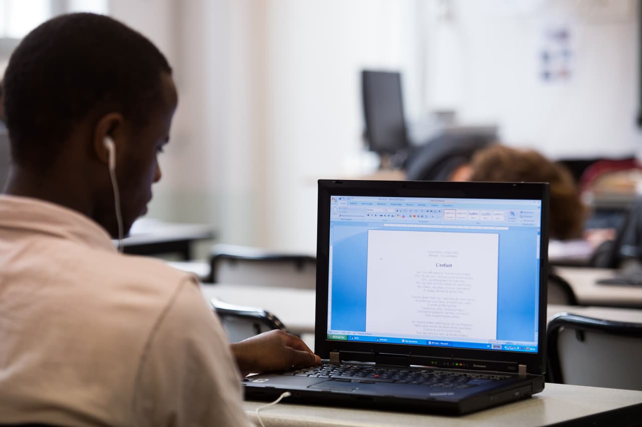 $ 30 millones para que las escuelas locales compren computadoras y otros dispositivos para los estudiantes.