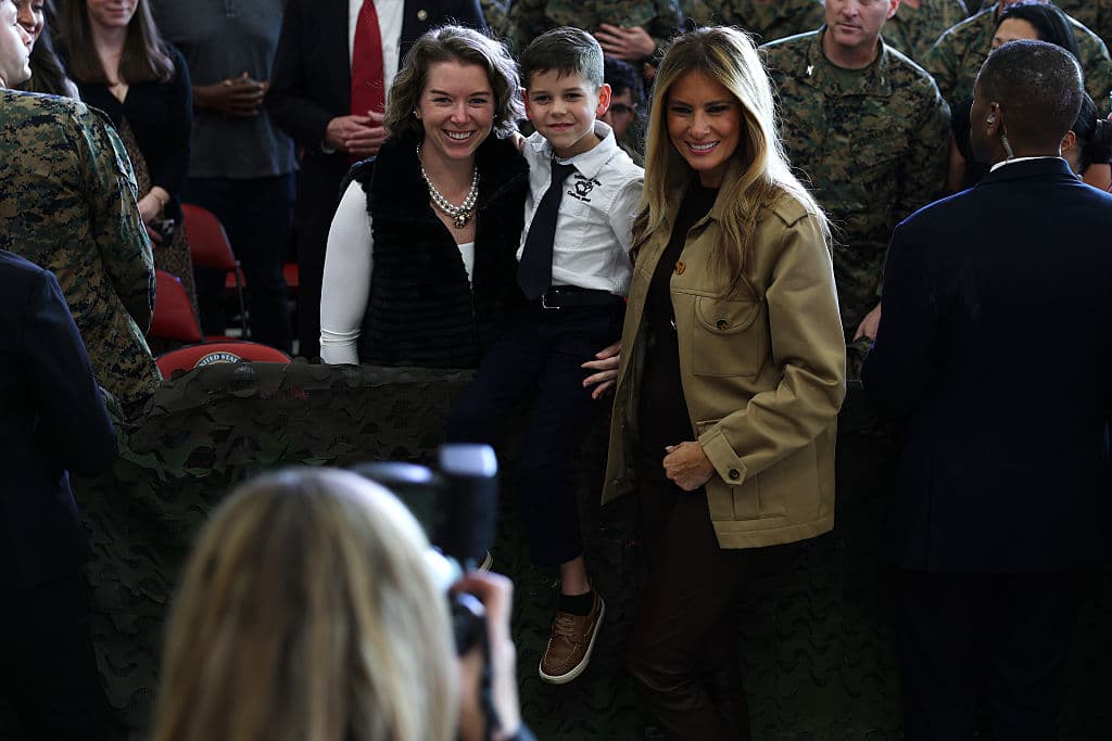 "A todos los cónyuges e hijos de militares: ustedes también sirven a nuestro país". expresó la 
<b>esposa del presidente Donald Trump</b> y madre de 
<b><a href="https://www.univision.com/noticias/elecciones-en-estados-unidos-2024/melania-trump-barron-trump-campana-ayuda-a-donald-trump" target="_blank">Barron, el menor de los hijos del republicano</a></b>.