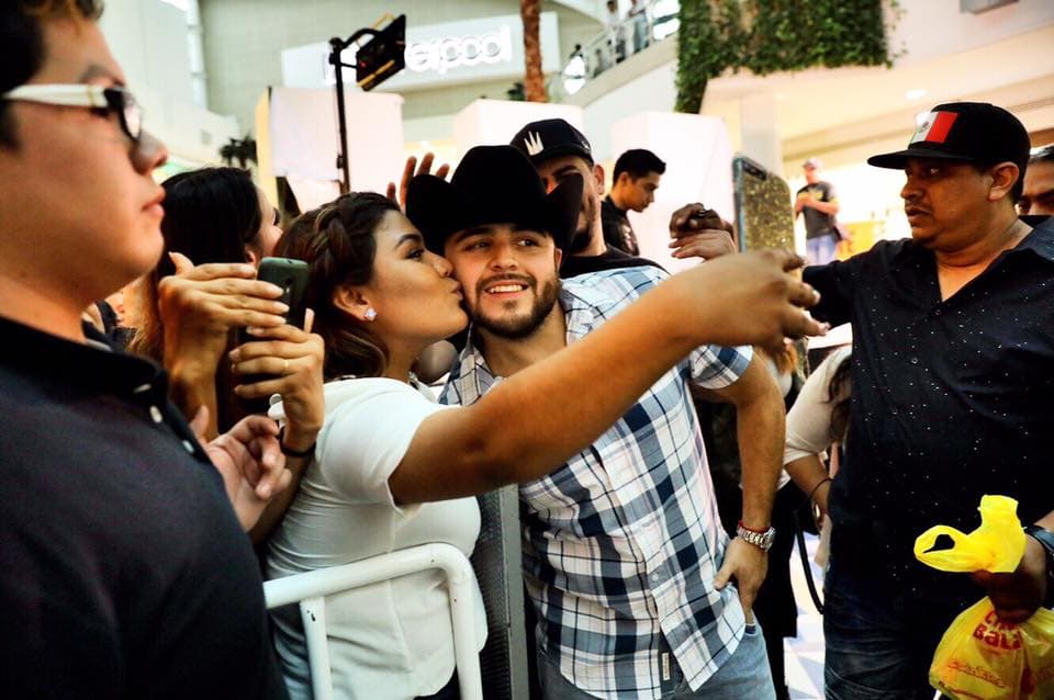 El cantante se dejó consentir y en cuanto podía se acercaba a sus fanáticas para tomarse la clásica 'selfie' del recuerdo con ellas.