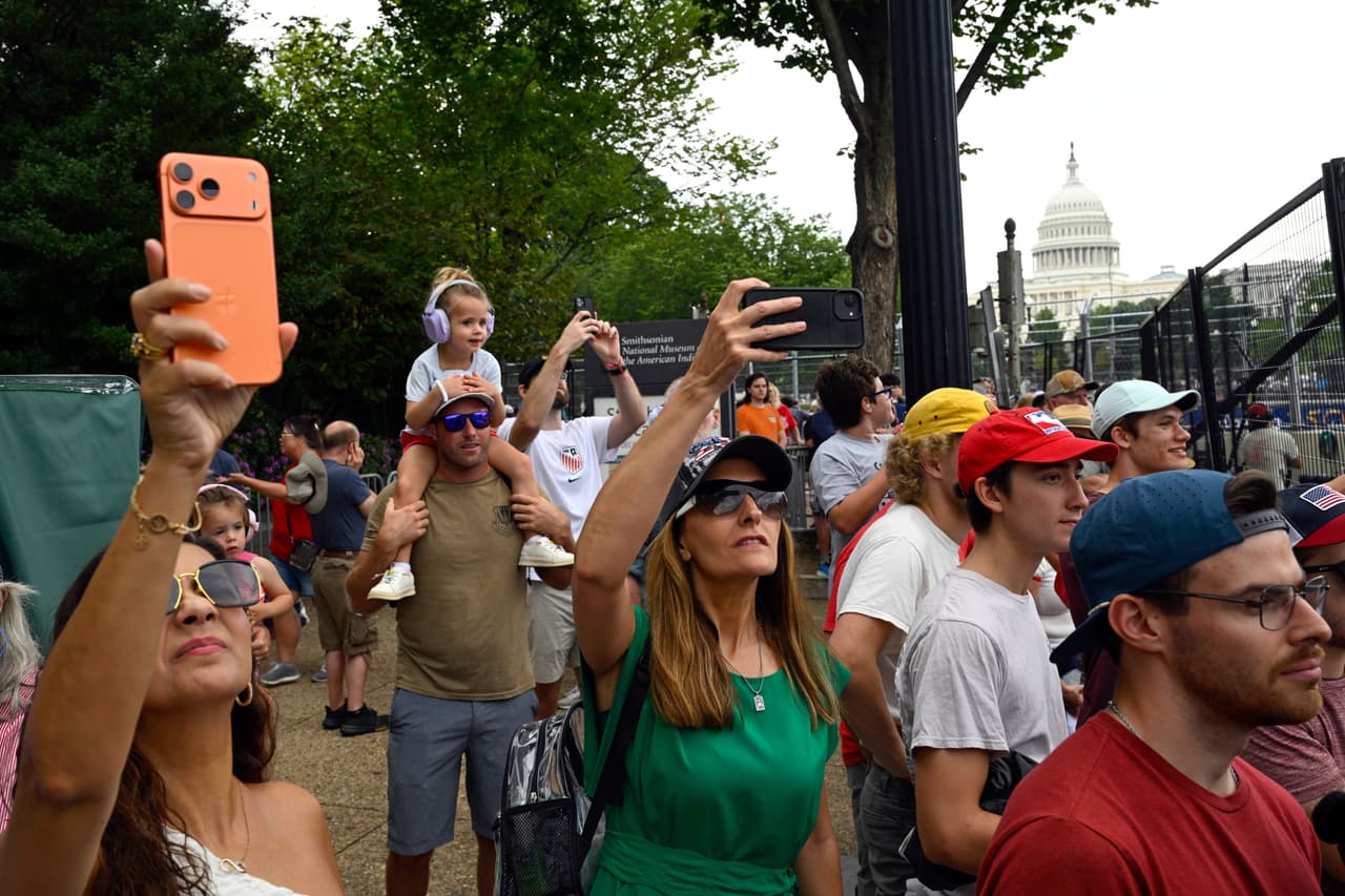 Los espectadores observan los autos durante una sesión de clasificación de la serie IndyCar previa a la carrera Freedom 250