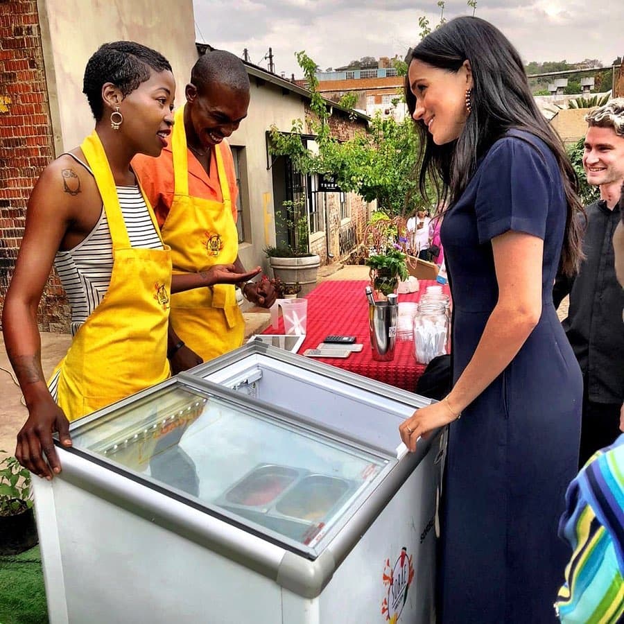 Asimismo, se reunió con propietarios de Sobae Frozen, un dúo emprendedor que creó su pequeña empresa como una solución al desperdicio de alimentos.