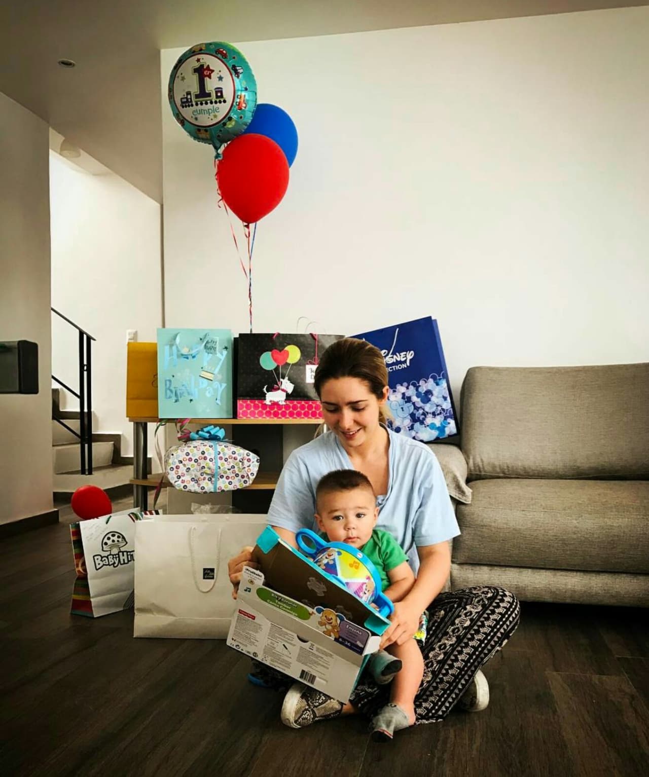 Desde temprano, la actriz llenó al pequeño de regalos.