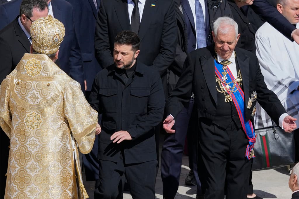 El Vaticano anunció el viernes que 
<b>50 jefes de Estado electos, 10 monarcas reinantes y el secretario general de la Organización de las Naciones Unidas (ONU) participarían en el funeral del papa Francisco</b>. El presidente de Ucrania, Volodymyr Zelenskyy (centro), fue uno de ellos. La foto muestra su llegada a la plaza de San Pedro del Vaticano este 26 de abril de 2025.