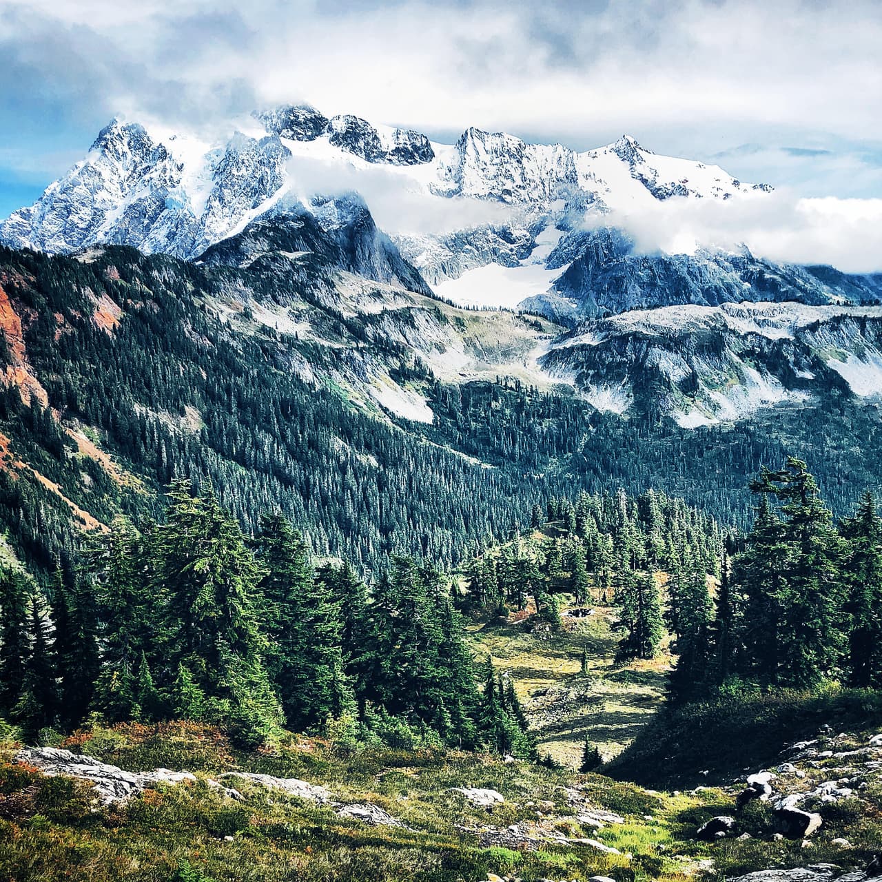 La Bob Ross Experience se trata de un espacio en donde se restauró el antiguo estudio del pintor, reuniendo objetos y agregando experiencias interactivas. Es parte de las atracciones del Minnetrista, un museo de 40 acres con jardines ubicado en Indiana. 
<br>