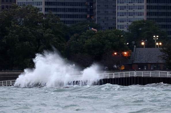 <a href="https://www.univision.com/chicago/wgbo/noticias/sucesos/un-hombre-muere-luego-de-ser-arrastrado-por-una-ola-del-lago-michigan-video">Ramiro J. Calixto, de 26 años, caminaba con su primo en la cuadra 1600 de North Lake Shore Drive</a> a las 5:35 am del sábado 8 de septiembre cuando fue alcanzado por una ola.