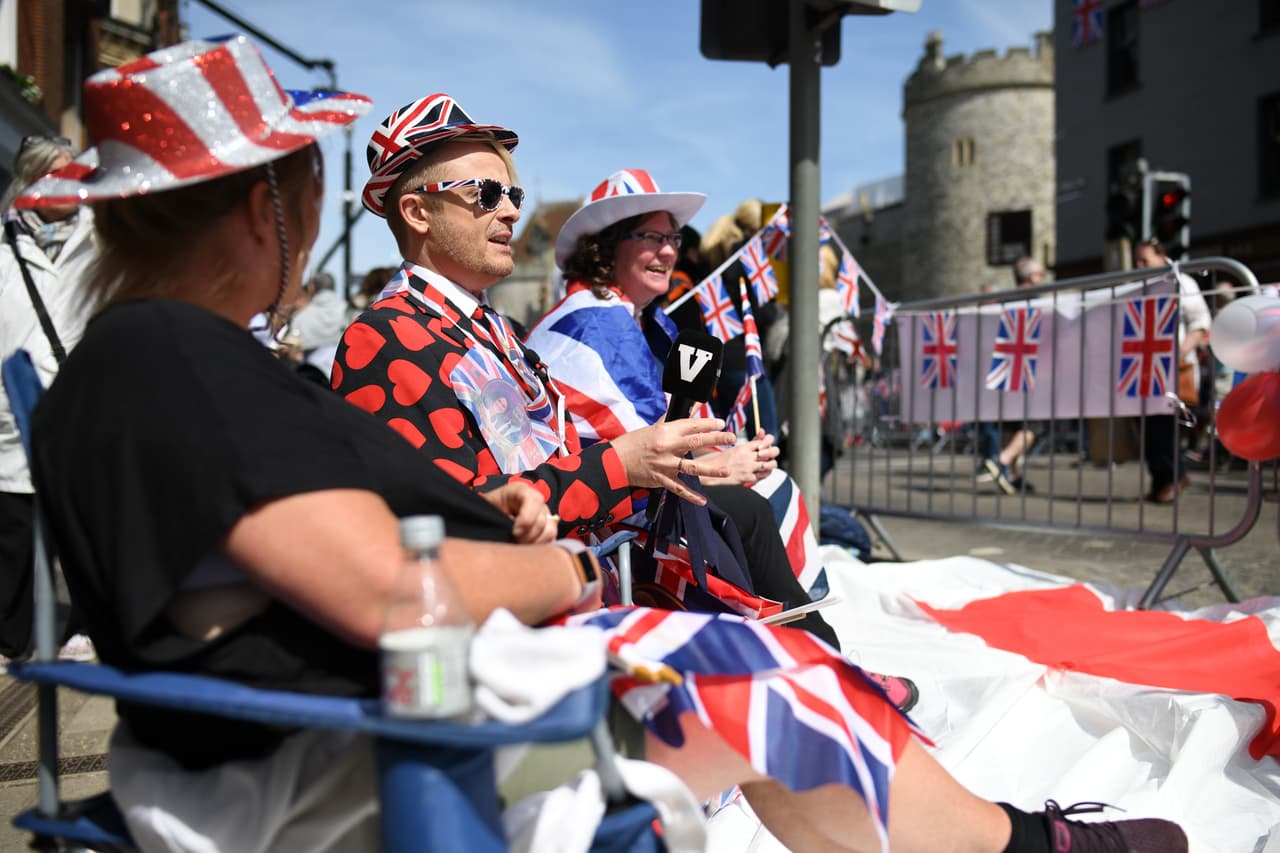 Ataviado de arriba a abajo con corazones, este reportero comenzó a cubrir las incidencias de la boda real, horas antes de que se lleve a cabo.