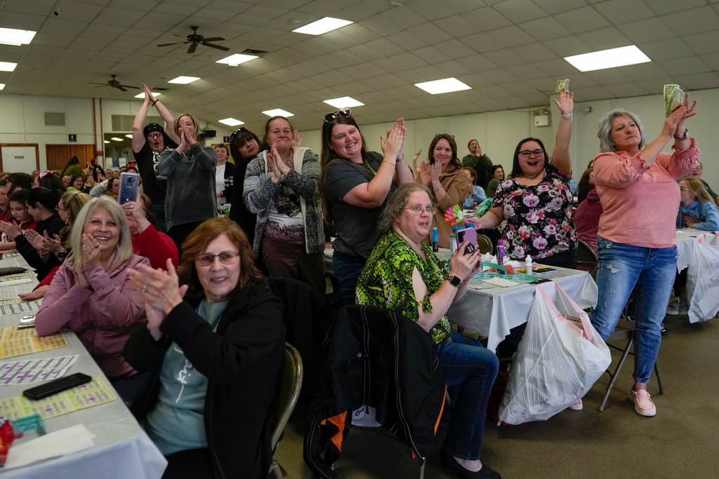 El público ovaciona a la drag queen Trixy Valentine, alias Jacob Kelley, por su número sobre su historia drag en el evento de recaudación de fondos "Drag Bingo". “Había una maldición por ser una persona queer en una comunidad rural: la maldición era que nos mudáramos... porque no hay nadie como nosotros aquí, no hay nadie que pueda entendernos”, dice Trixy. “Y ser drag ahora puede ser un lugar o algo para mostrarle a la gente como tú que no te tienes que ir a las ciudades. Que está aquí en tu patio trasero”.
<br>