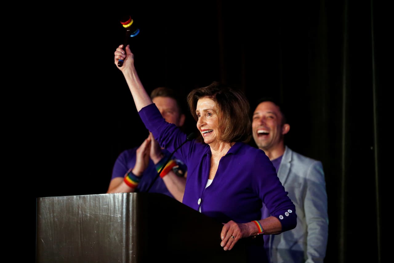 Nancy Pelosi, líder de la Cámara de Representantes, se acercó a la tarima del acto en San Francisco y levantó un mazo con los colores del arcoiris que identifican a la comunidad LGBTQ.