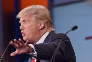 Donald Trump enfrenta críticas de rivales republicanos y su antiguo asesor