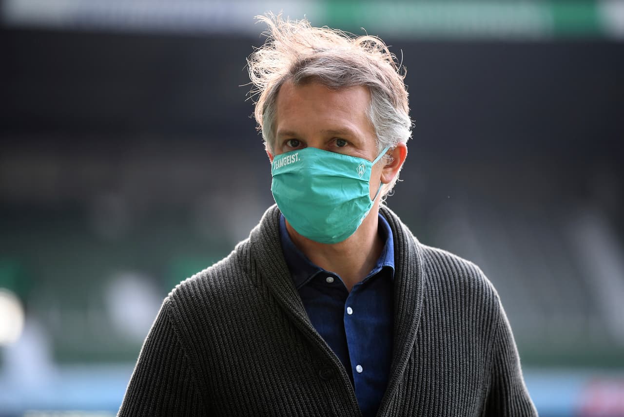 Frank Bauman, director deportivo del Werder Bremen, apareció con su cubrebocas para presenciar el encuentroo entre su club y el Bayer Leverkusen 04.