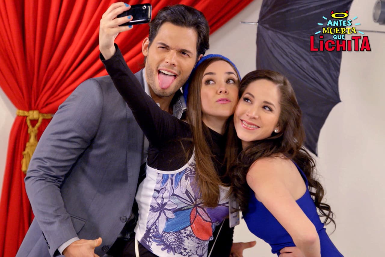 Alicia invita a Magos a Icónika para que conozca a los actores de “Corazón Enamorado”.