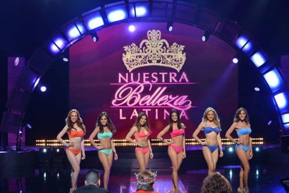 La octava temporada del ‘reality show’ te trae a un grupo de mujeres bellas que llegan a conquistarte con su belleza, talento y personalidad. Treinta aspirantes a la corona desfilaron en bikini para demostrar que tienen la fórmula perfecta para ser una de las 12 chicas que competirán por ser la próxima reina.