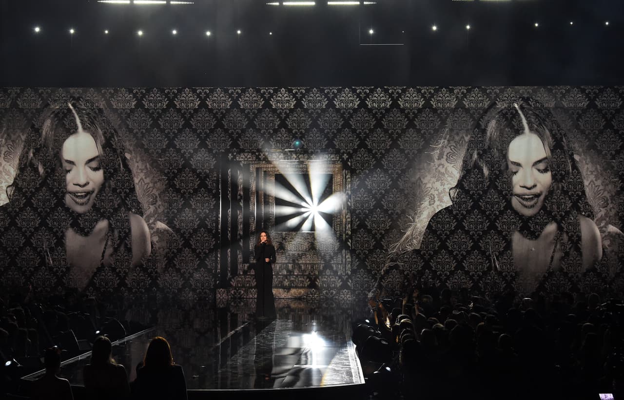 "He escuchado y experimentado, y creo que los hombres y las mujeres lo hacen, especialmente los adolescentes y los jóvenes enamorados, acerca de 
<b><a href="https://www.univision.com/musica/justin-bieber-esta-emocionado-con-selena-gomez-y-le-cuesta-tomarselo-con-calma-lo-nuevo-del-romance" target="_blank">la satisfacción (que produce) lastimar a alguien,</a></b> porque sabes que les importa".
<br>