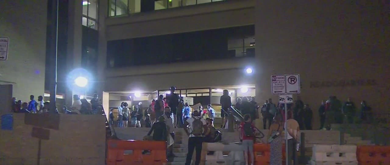 Cerca de 100 manifestantes se reunieron en la escalinata frente al edificio de la Policía de Austin este miércoles por la noche.