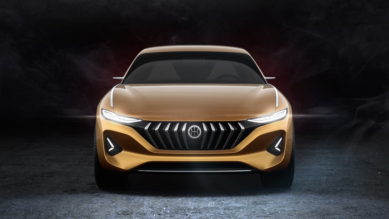 <b>Pininfarina Hybrid Kinetic H500</b>
<br>El segundo producto de estas marcas que debutó en el Auto Show de Beijing fue este sedán eléctrico para cuatro personas con autonomía de 621 millas, gracias a un extensor de rango, y una velocidad máxima de 155 millas por hora. Comparte el tren motriz del Pininfarina Hybrid Kinetic K350 concept
<br>