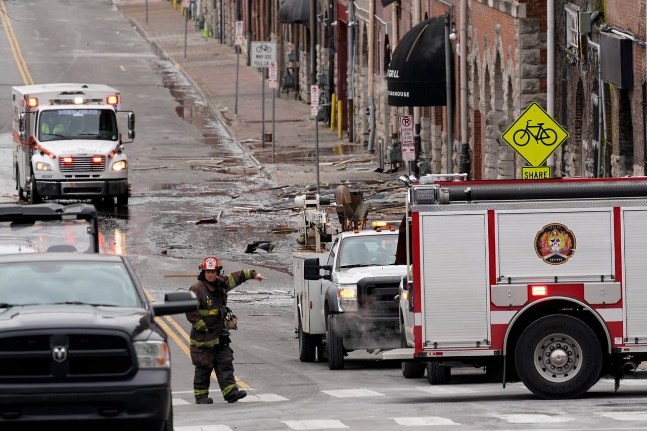 Escombros y vidrios cubren las calles y hasta hace poco también hubo fuego, mucho humo y hasta ramas y árboles caídos.