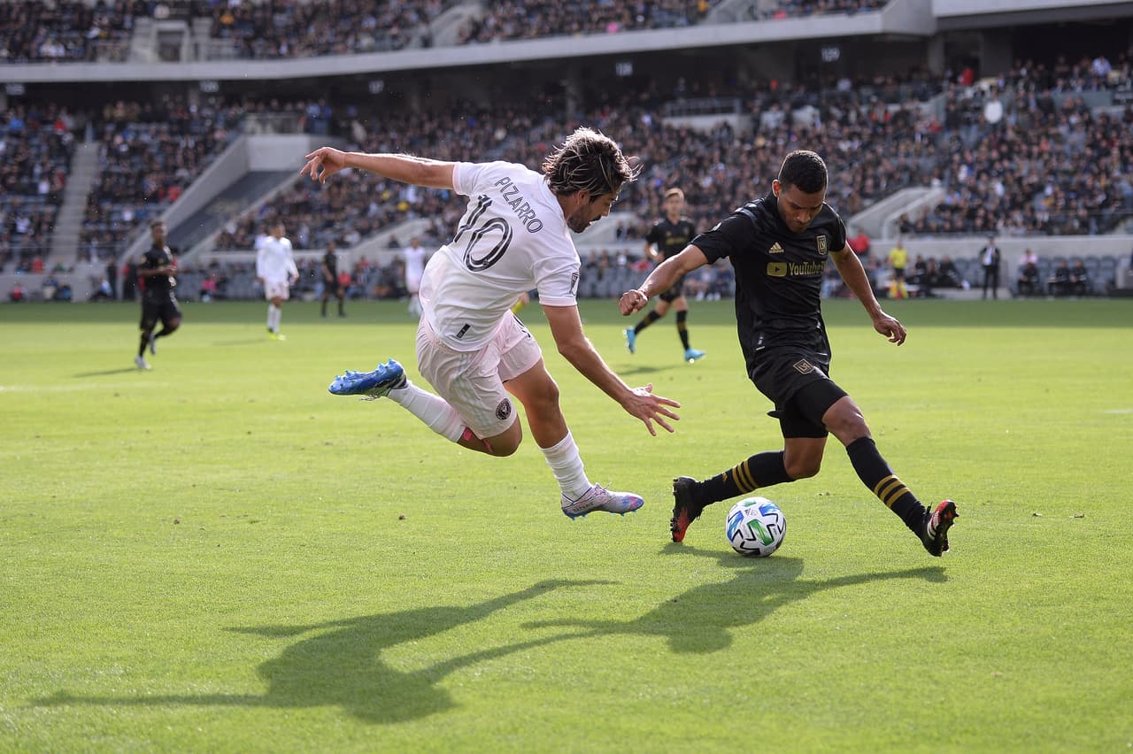 Eddie Segura sufre la barrida de Rodolfo Pizarro y pierde el balón con el mexicano.