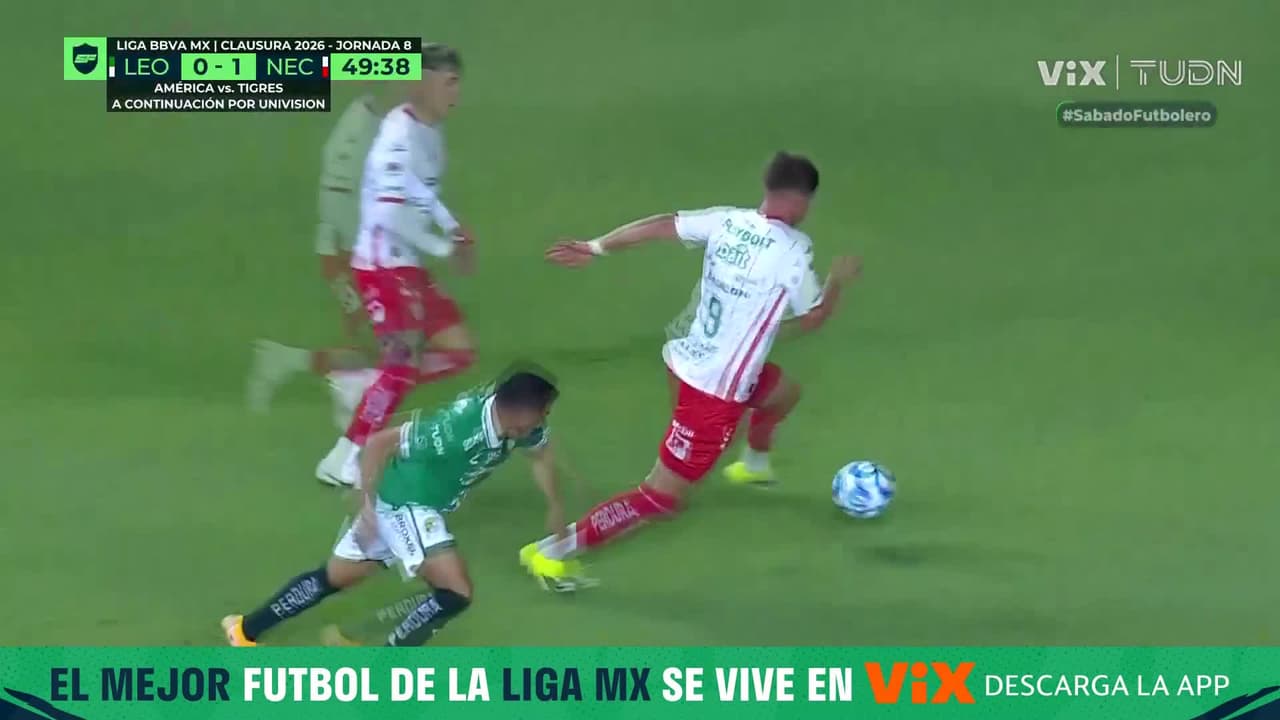 ¡Chicotazo de Calderón! Oscar García saca el disparo del necaxista