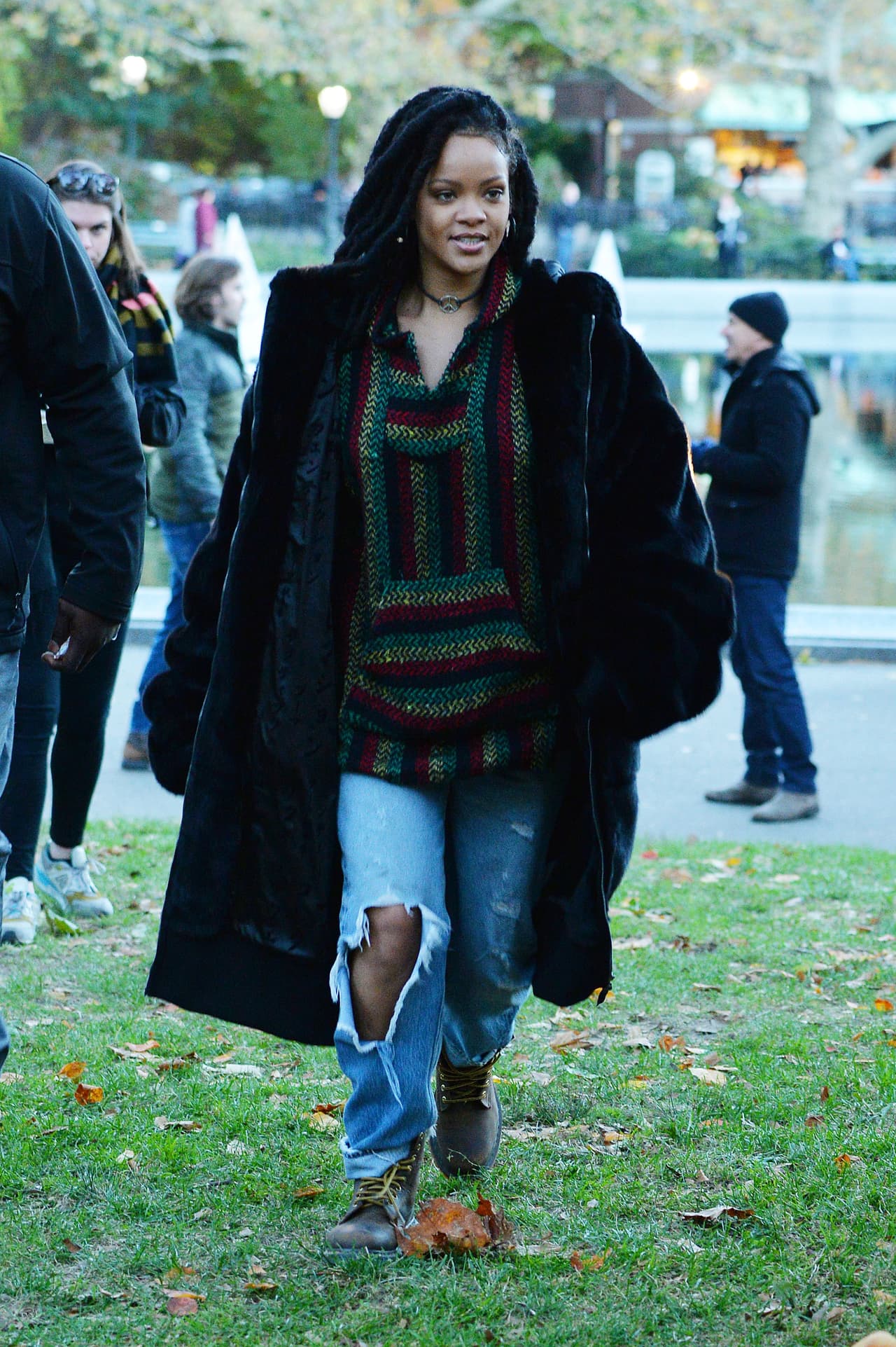 La participación de Rihanna fue confirmada en agosto pasado, junto con la actriz Anne Hathaway y la comediante Awkwafina.