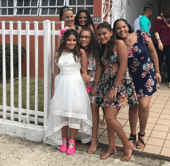 "Hoy Alyssa cumple 15. Las lágrimas no paran, ya no es una niña. Ahora es cuando más la tengo que cuidar, se ve tan hermosa con sus amigas. Nada vale más en este momento, ni mi álbum, ni la película, ni los premios, solo este momento. Te amo, Alyssa", así fueron las palabras con las que Nicky acompañó la publicación de esta imagen en sus redes sociales para celebrar el cumpleaños de su hija.