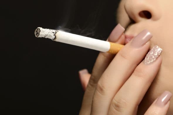 Hay investigaciones que han vinculado el consumo de cigarrillos con un mayor riesgo a desarrollar degeneración macular relacionada con la edad, cataratas y daño del nervio óptico (todas condiciones que pueden conducir a la ceguera), explica el Instituto Nacional del Ojo de EEUU (NEI, por sus siglas en inglés).