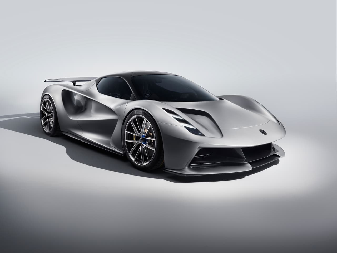 <b><u>Lotus Evija Tipo 130 2019</u></b>
<br>El Lotus Evija es un ‘hipercarro’ eléctrico limitado a solo 130 unidades a precio de US$2,300,000. Este pesa 3,700 libras (1,678kg), puede alcanzar las 200 mph (320km/h) y acelerar de 0 a 60 mph en menos de 3 segundos.
