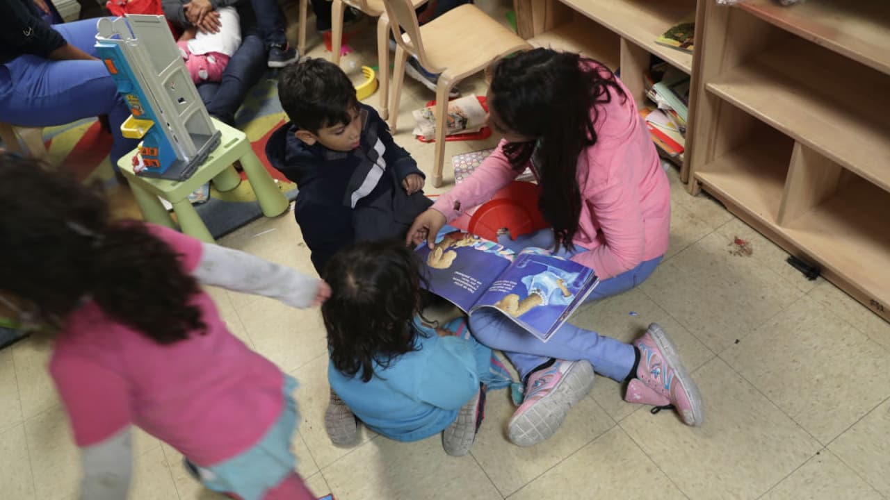 Futuro incierto para miles de niños migrantes, NYC anuncia vivienda asequible para todos y más