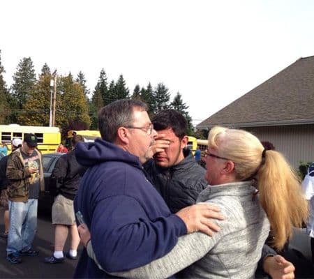 Aquí, los familiares cuando comenzaban a llegar a la iglesia donde los alumnos fueron trasladados por seguridad. (Imagen tomada de Twitter).